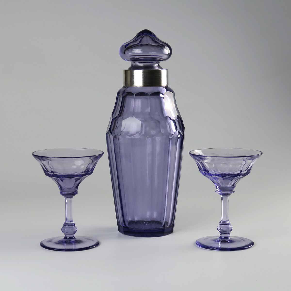 Karafa se dvěma pohárky na likér ve stylu art deco