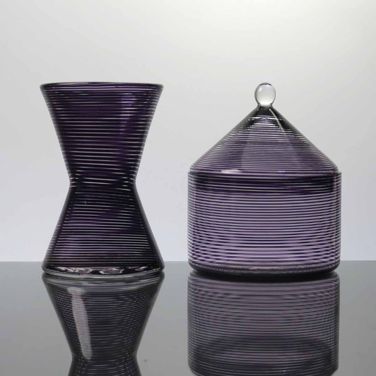 Dóza s víkem a váza