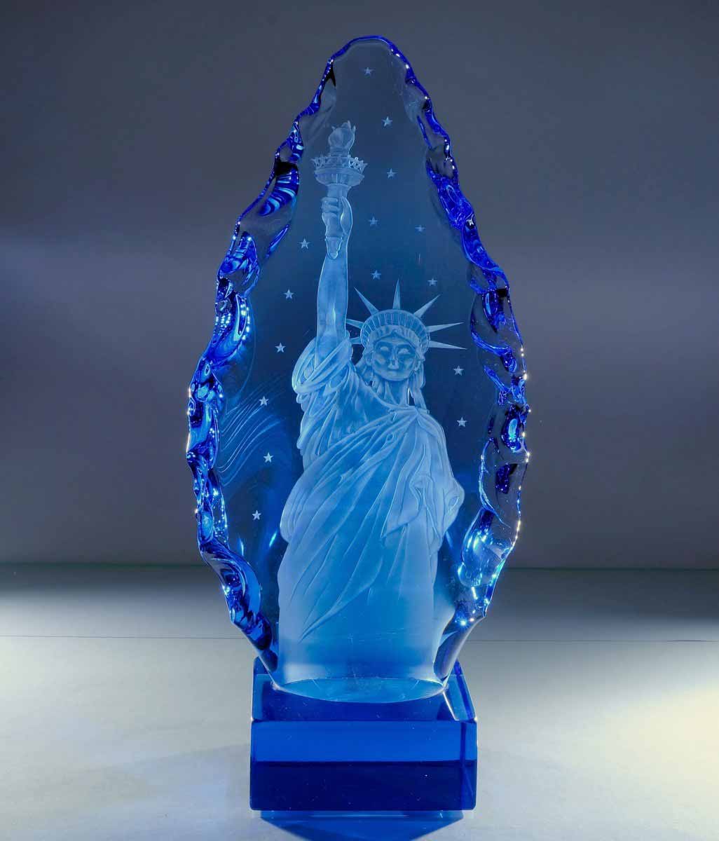 Velká stéla se sochou Svobody