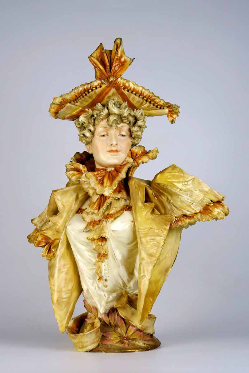 E. Stellmacher - Secesní busta dámy v klobouku