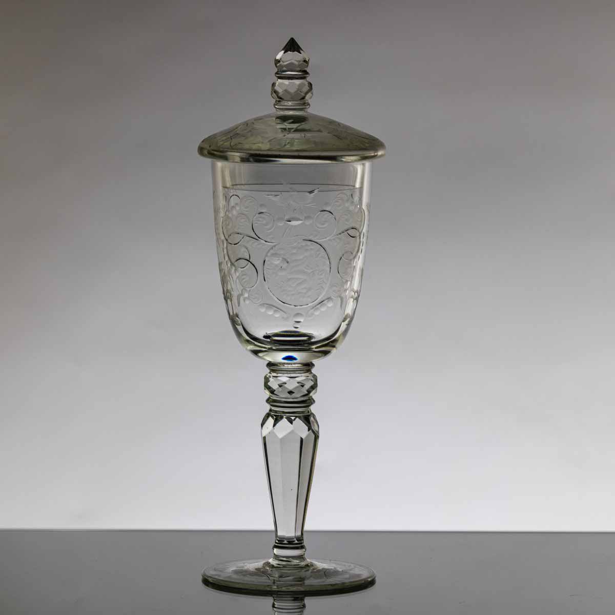 Pohár s víkem v barokním stylu