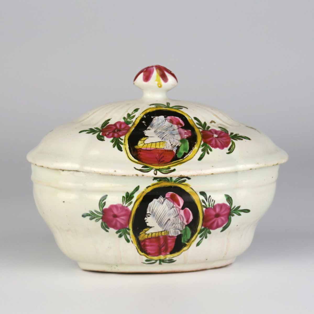 Klasicistní dóza s víkem