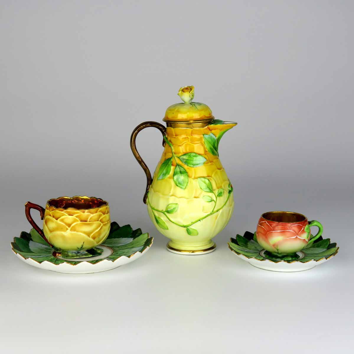 Konvička a dva koflíky ve tvaru květů růže