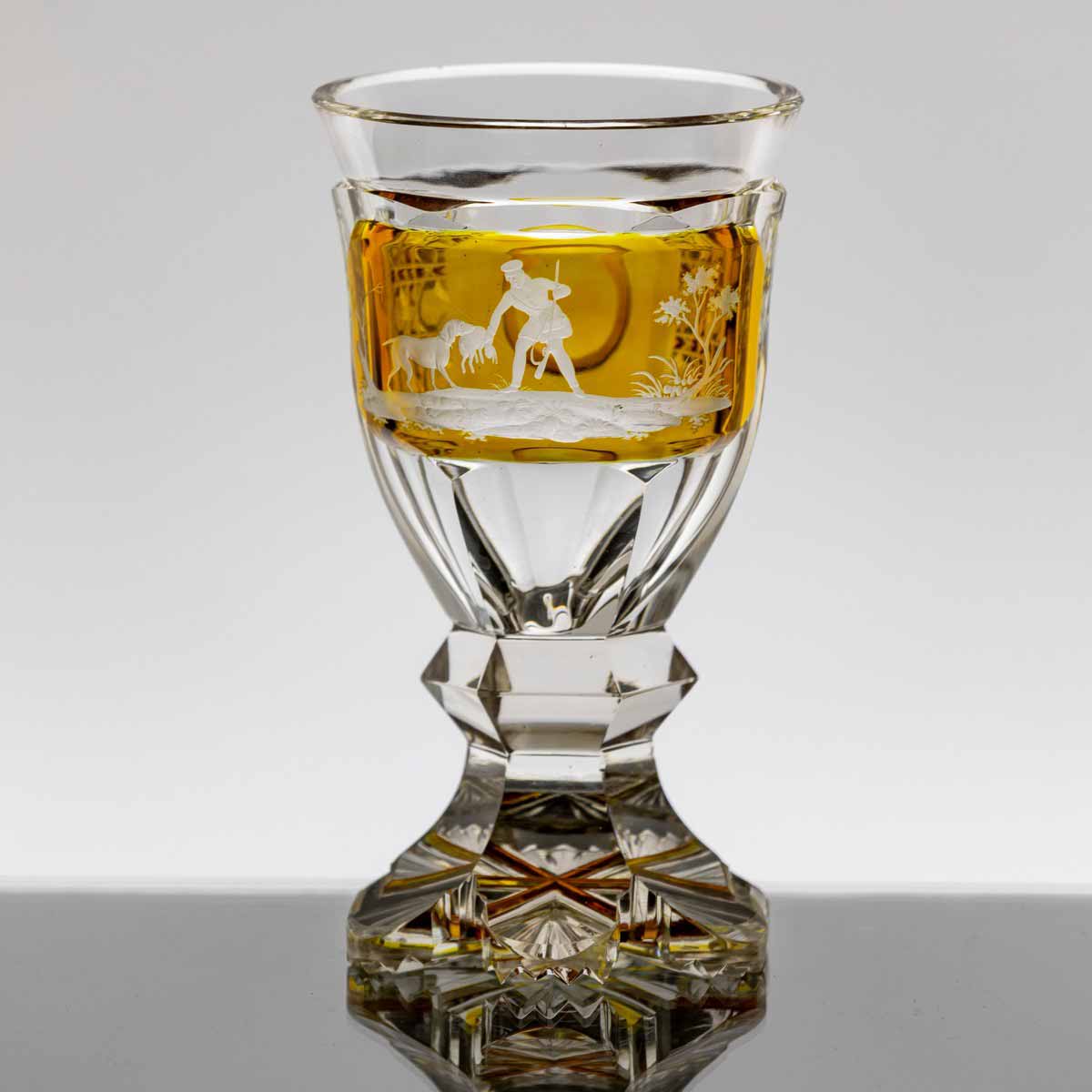 Biedermeierový pohár s loveckým motivem