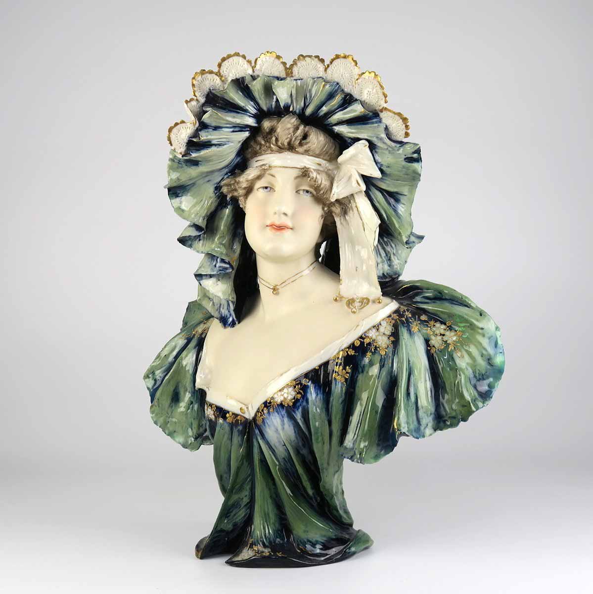 E. Stellmacher - Secesní busta dívky s náhrdelníkem