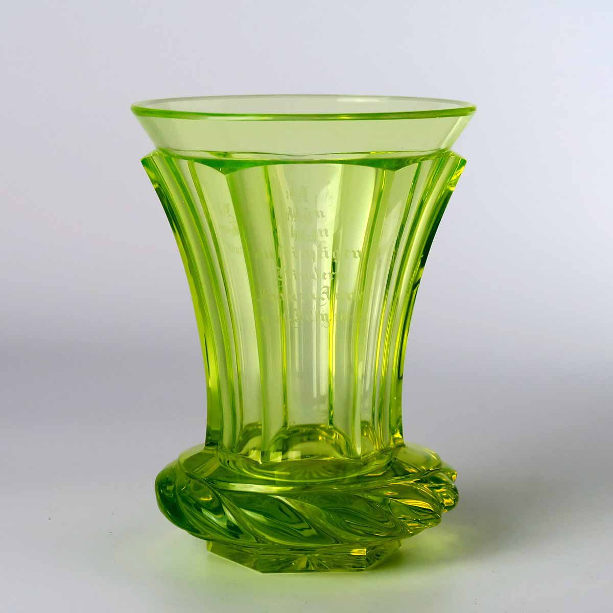 Biedermeierová uranová číše