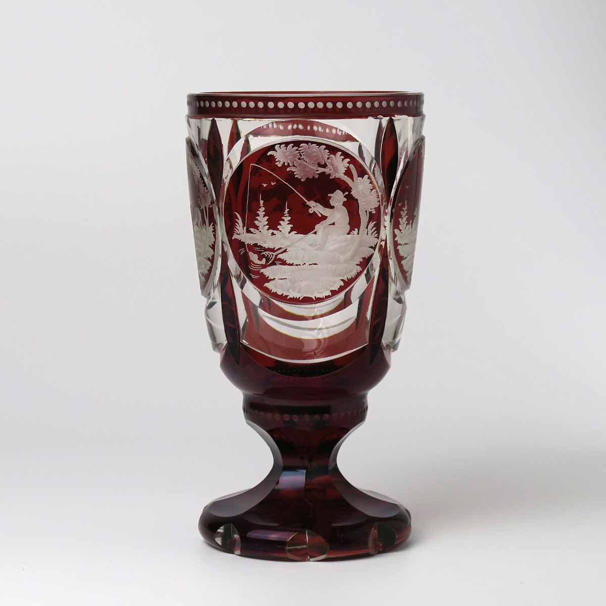 Pohár s medailony v biedermeierovém stylu