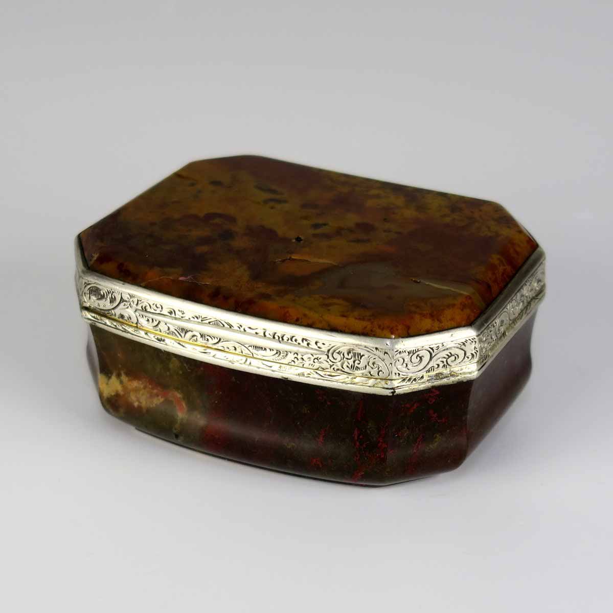 Barokní dóza s víkem z jaspisu