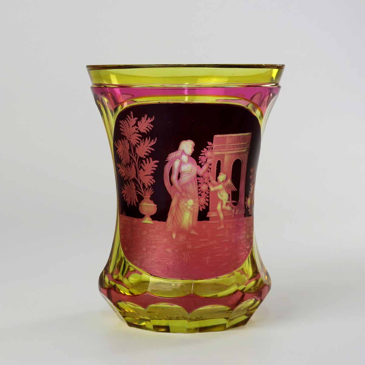 Číše s motivem chrámu lásky