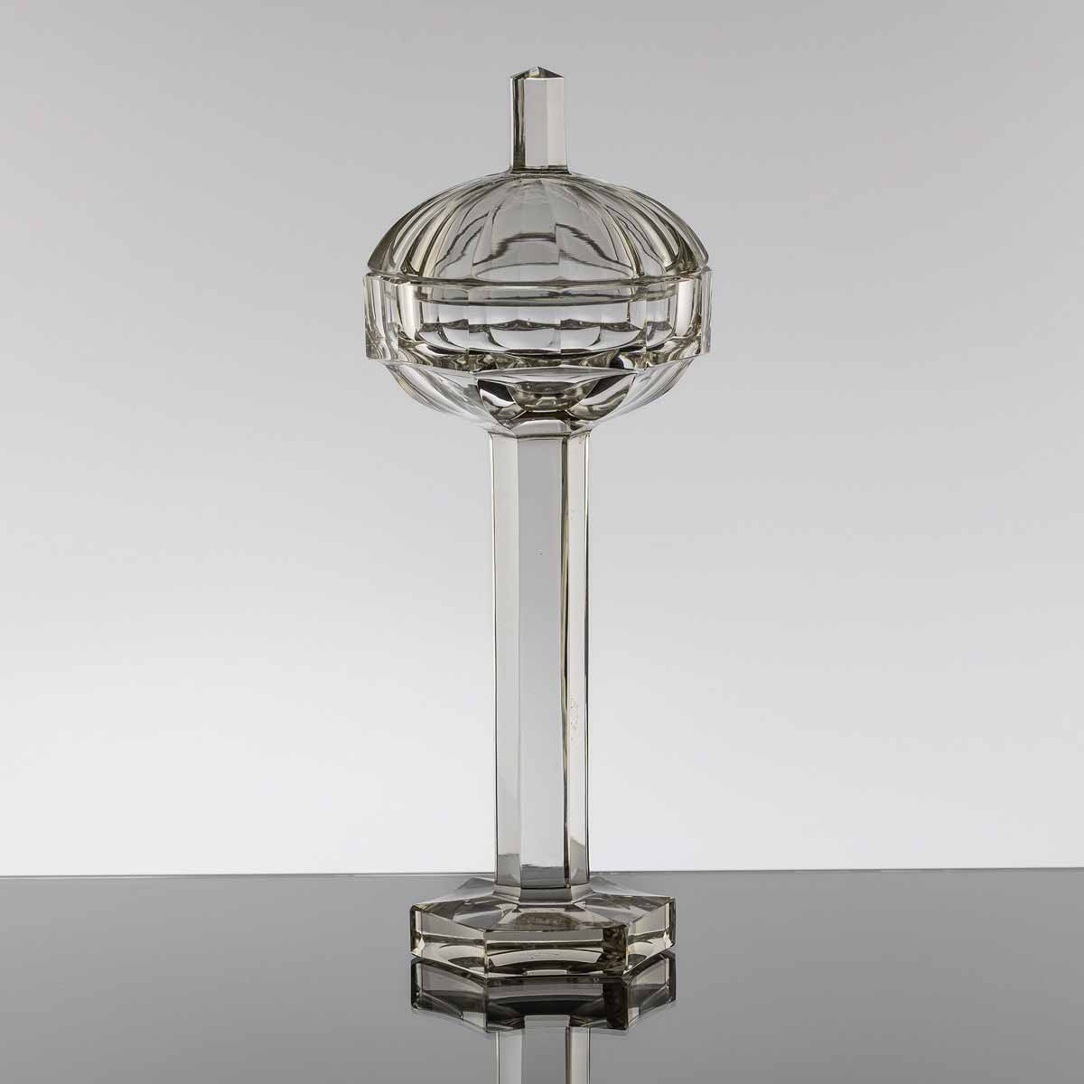 Pohár s víkem - R. Hloušek