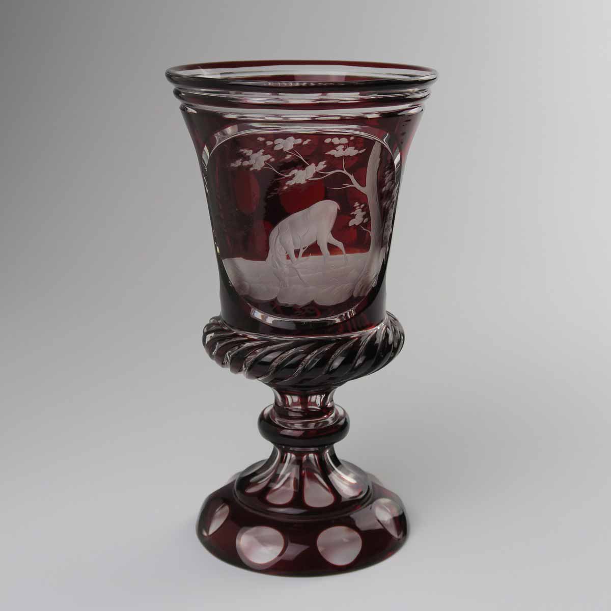 Pohár s motivem jelena