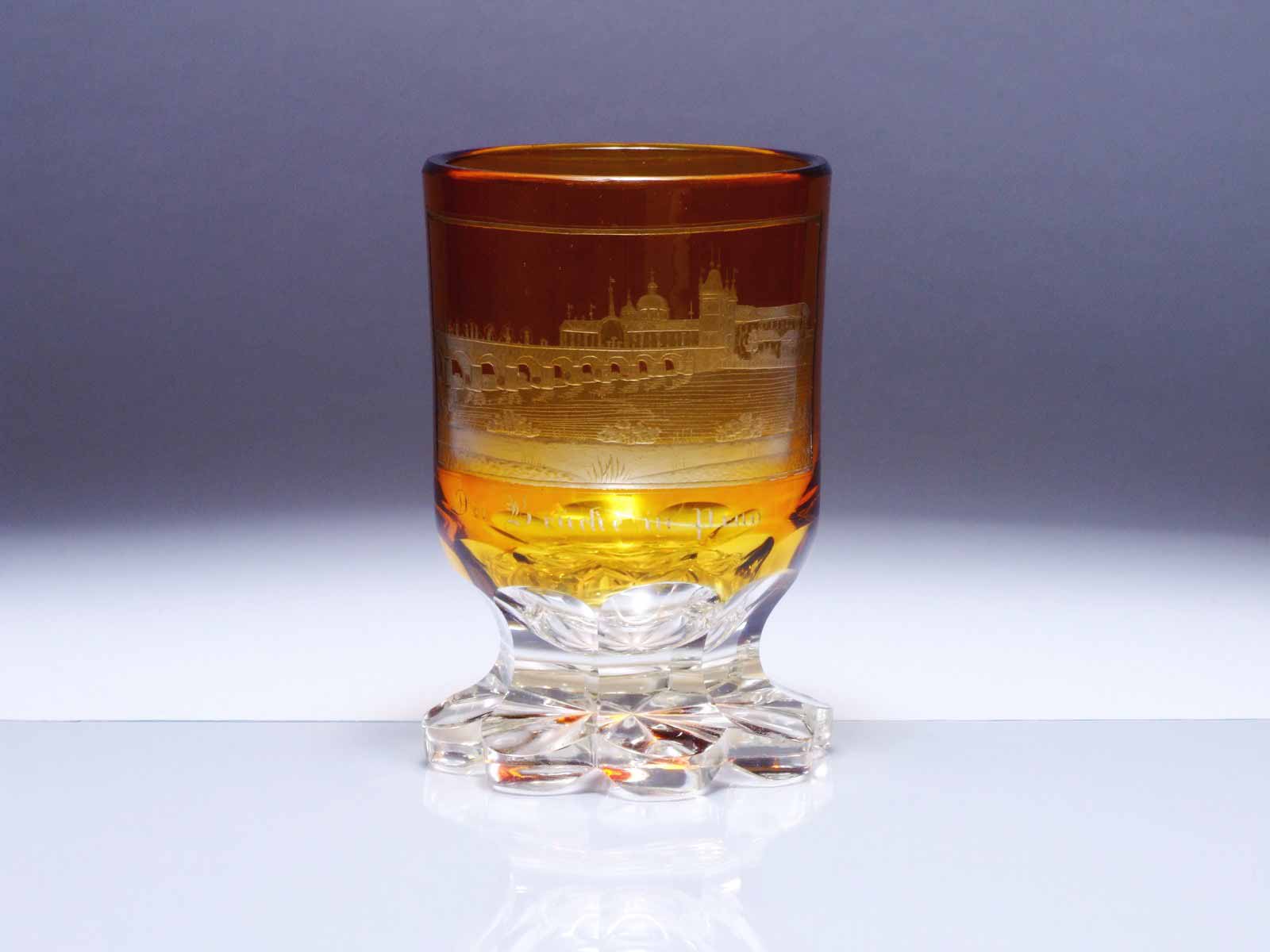 Biedermeierový pohárek s pohledem na Karlův most