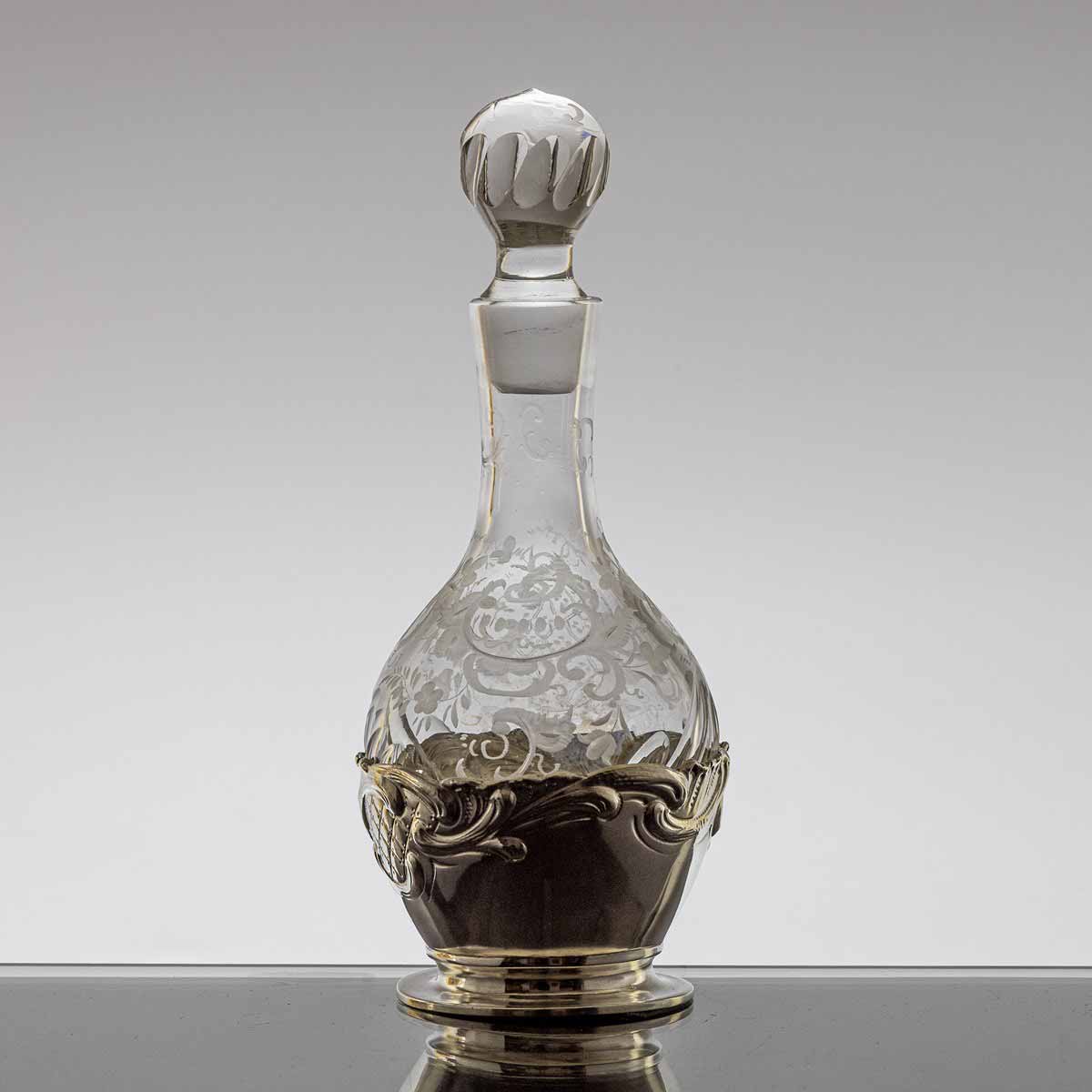 Karafa ve stříbrné montáži