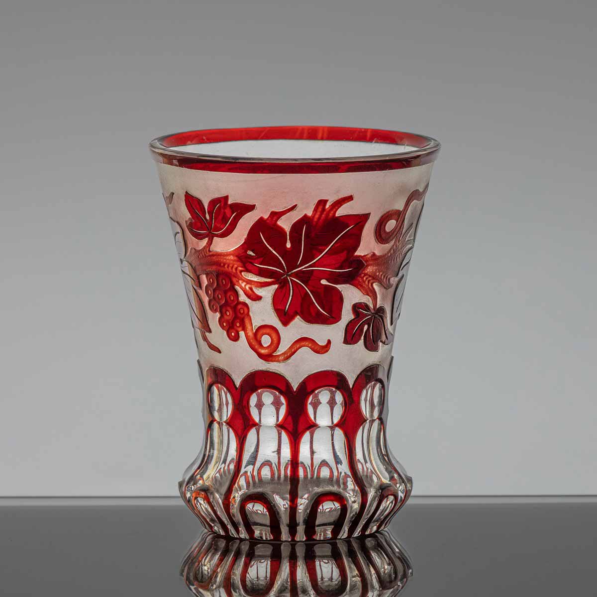 Číše s motivem vinné révy