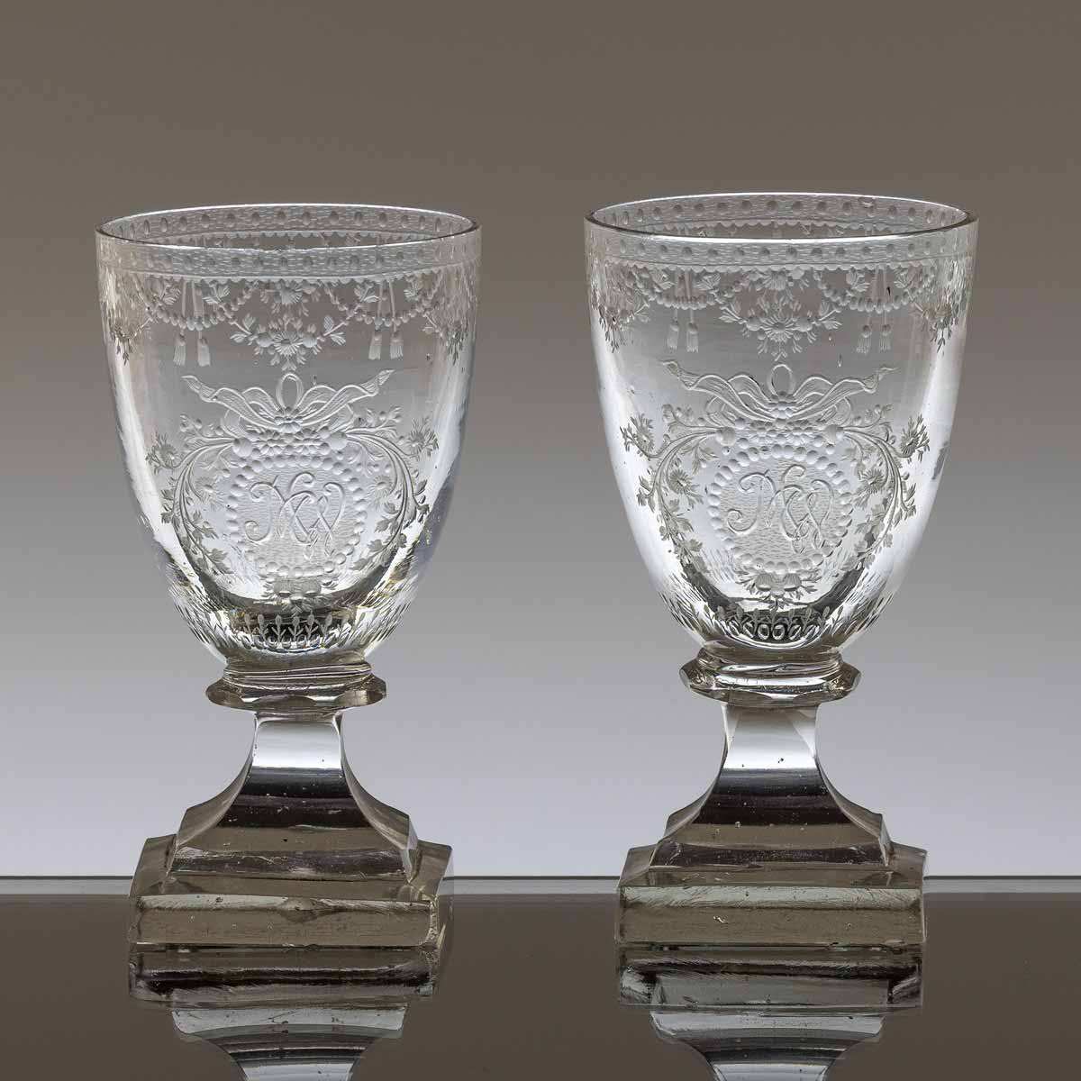 Pár empírových pohárů na víno "MW"