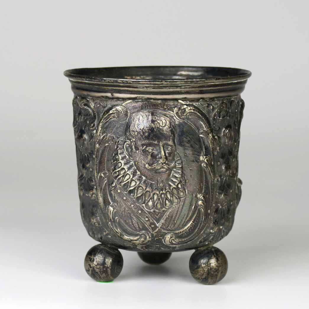 Stříbrná číše v renesančním stylu