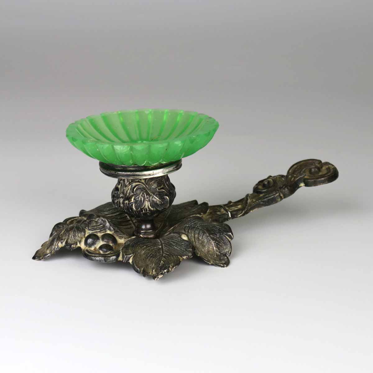 Stříbrný přenosný svícen