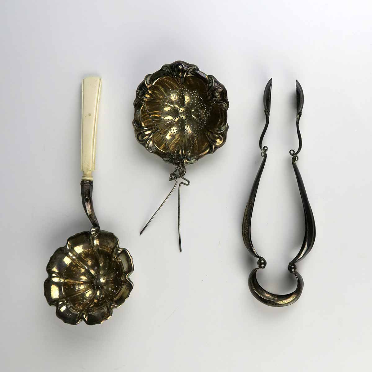 2 stříbrná sítka na čaj a kleštičky na cukr