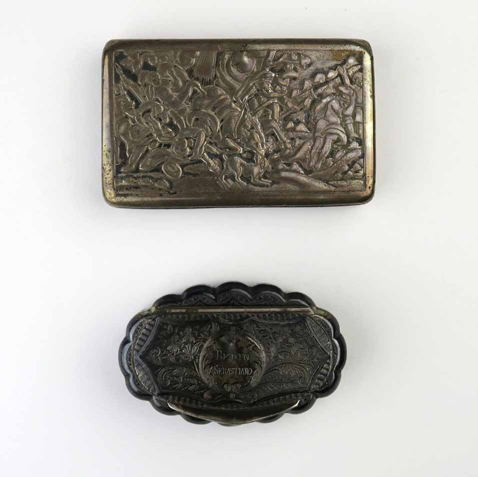 Dvě stříbrné tabatěrky