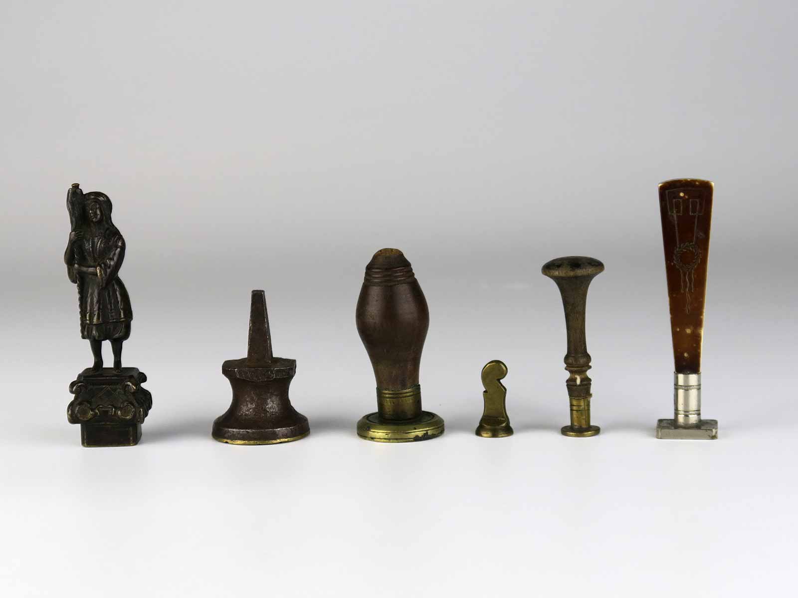 6 kusů pečetidel I.