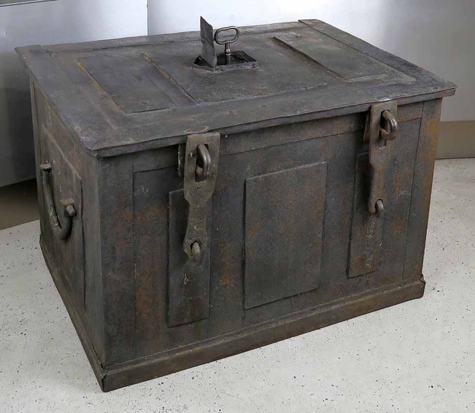 Kovaná vojenská truhla