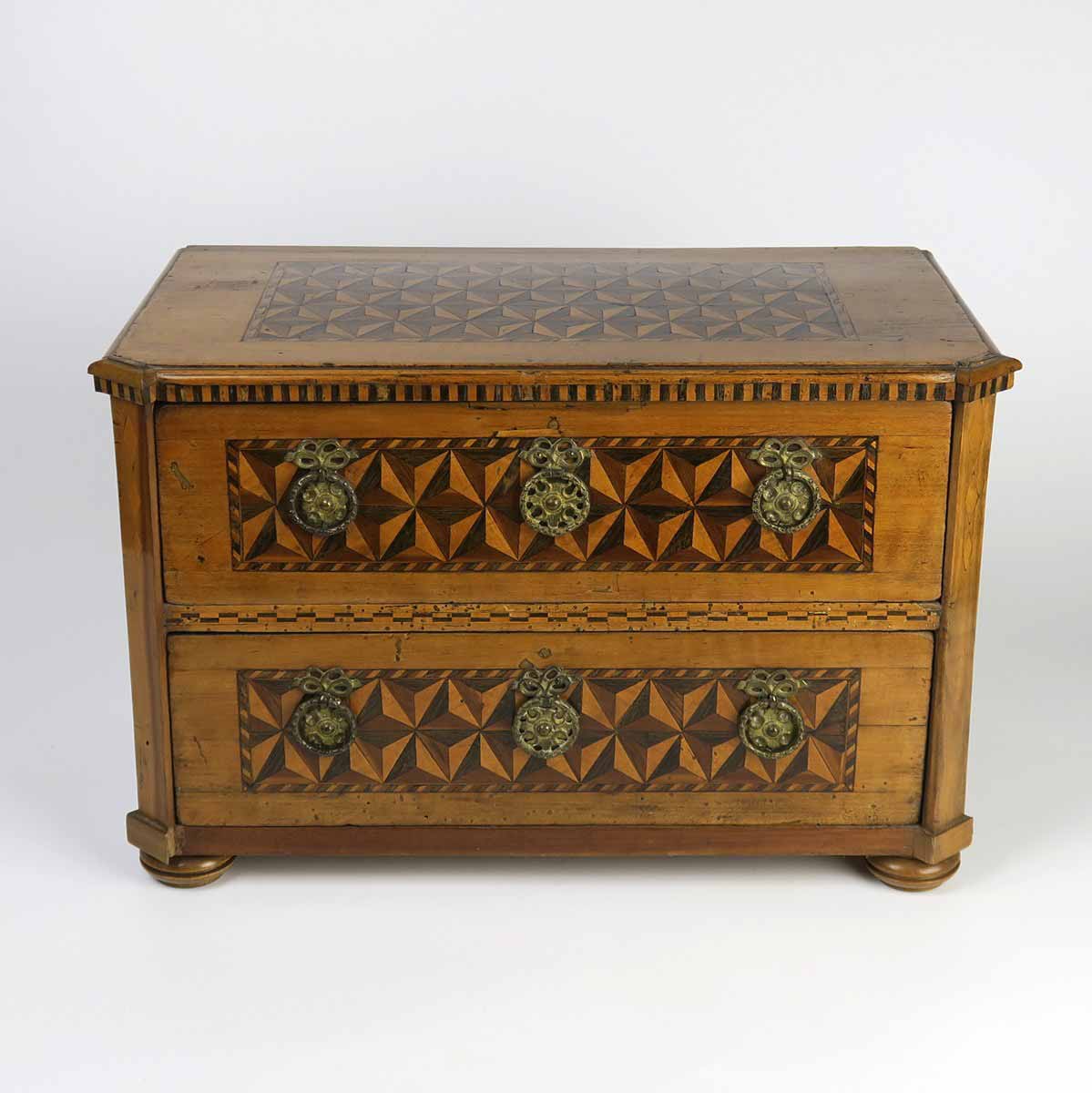 Model klasicistní komody