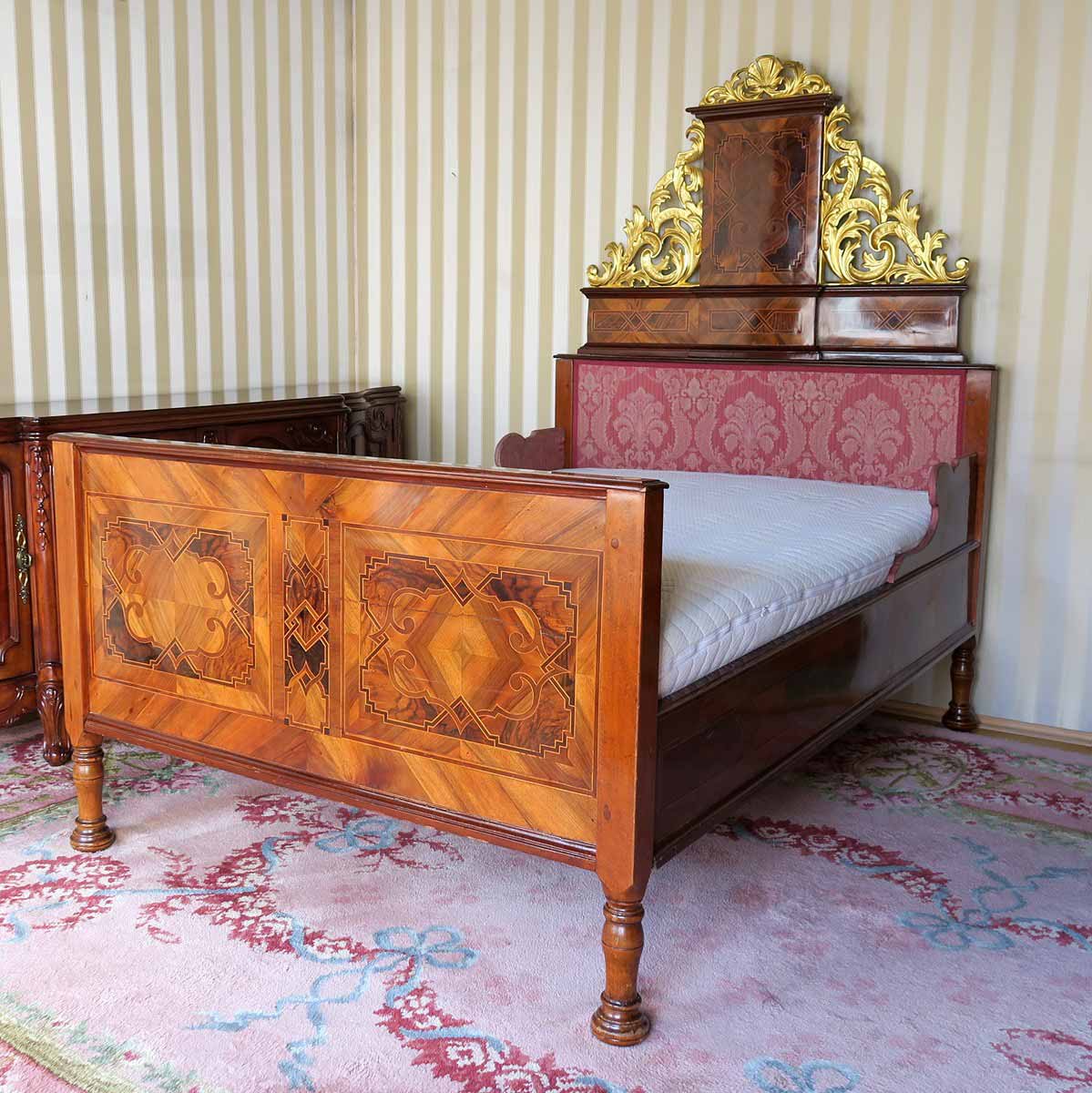 Luxusní postel v barokním stylu