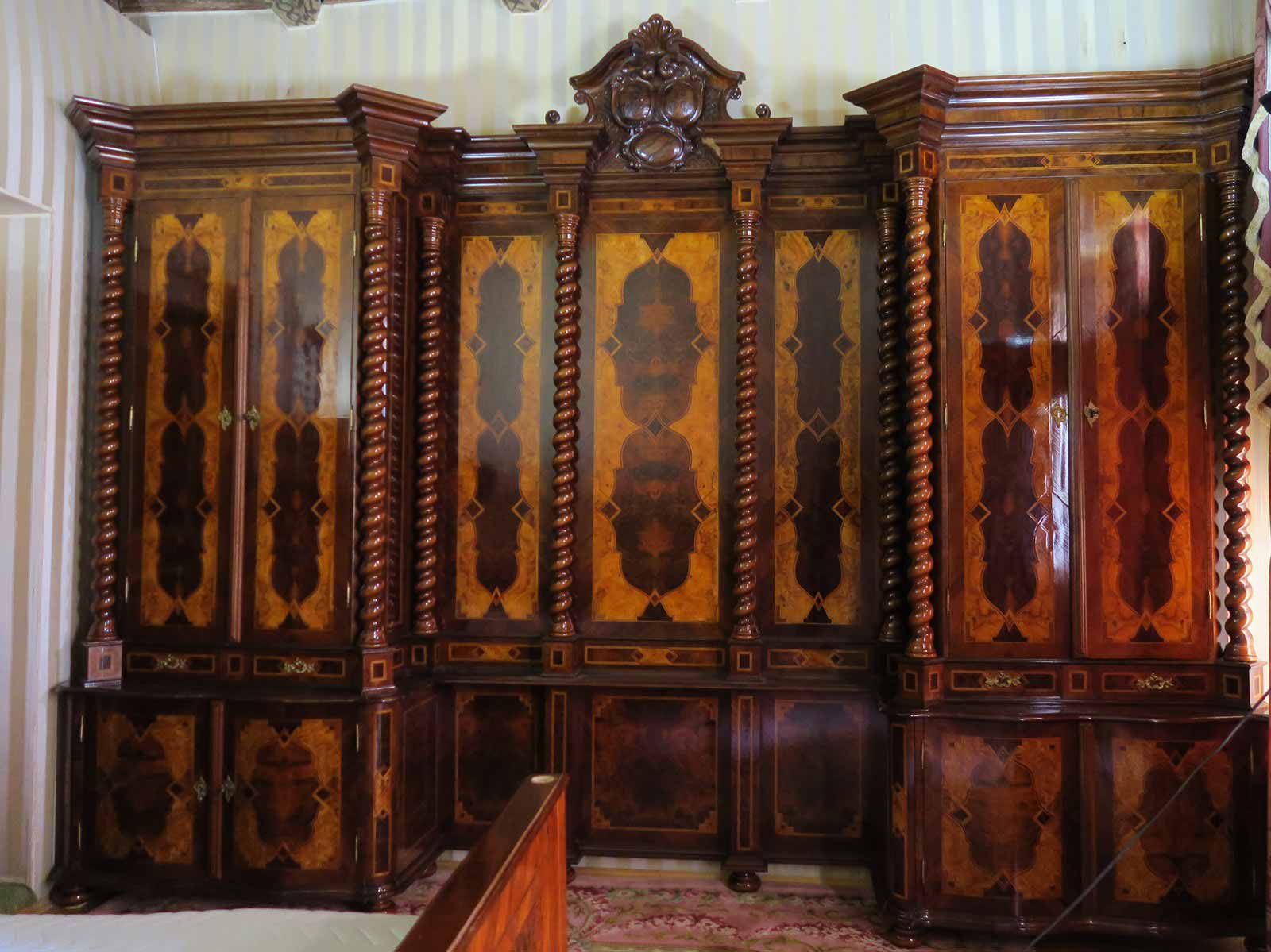 Luxusní velká skříň v barokním stylu