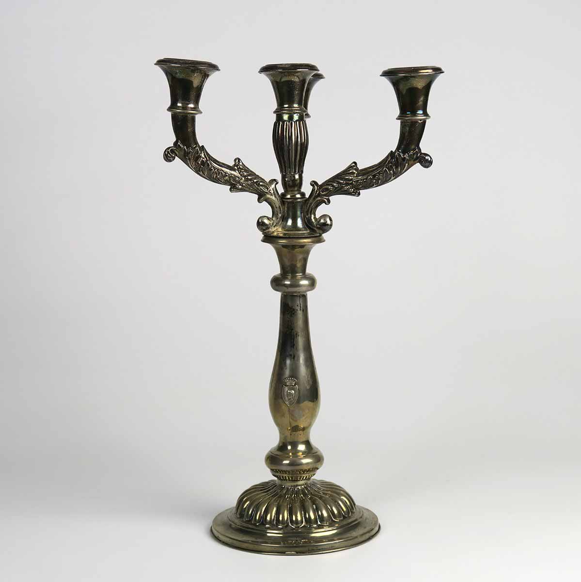 Stříbrný trojramenný svícen s erbem