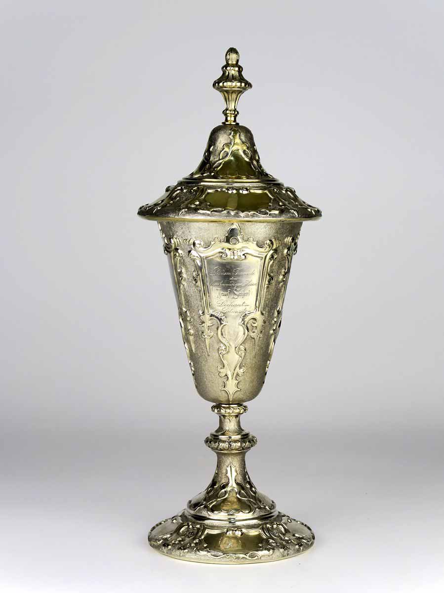 Stříbrný pohár s víkem v gotickém stylu