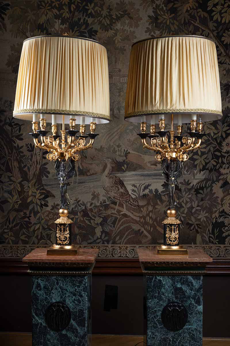 Pár dekorativních lamp v empírovém stylu