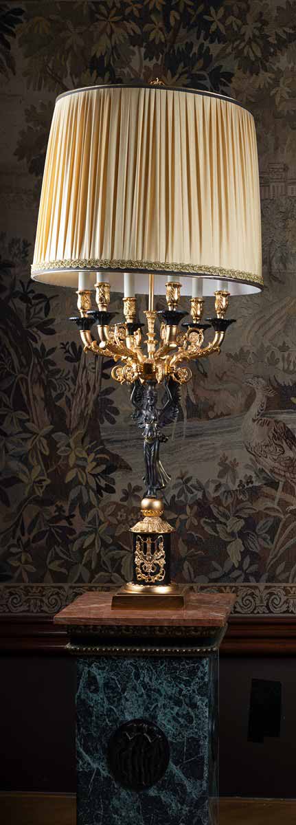 Dekorativní lampa v empírovém stylu