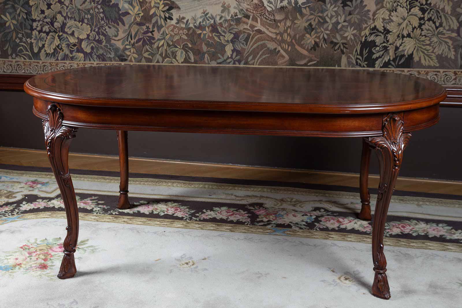 Jídelní stůl v barokním stylu