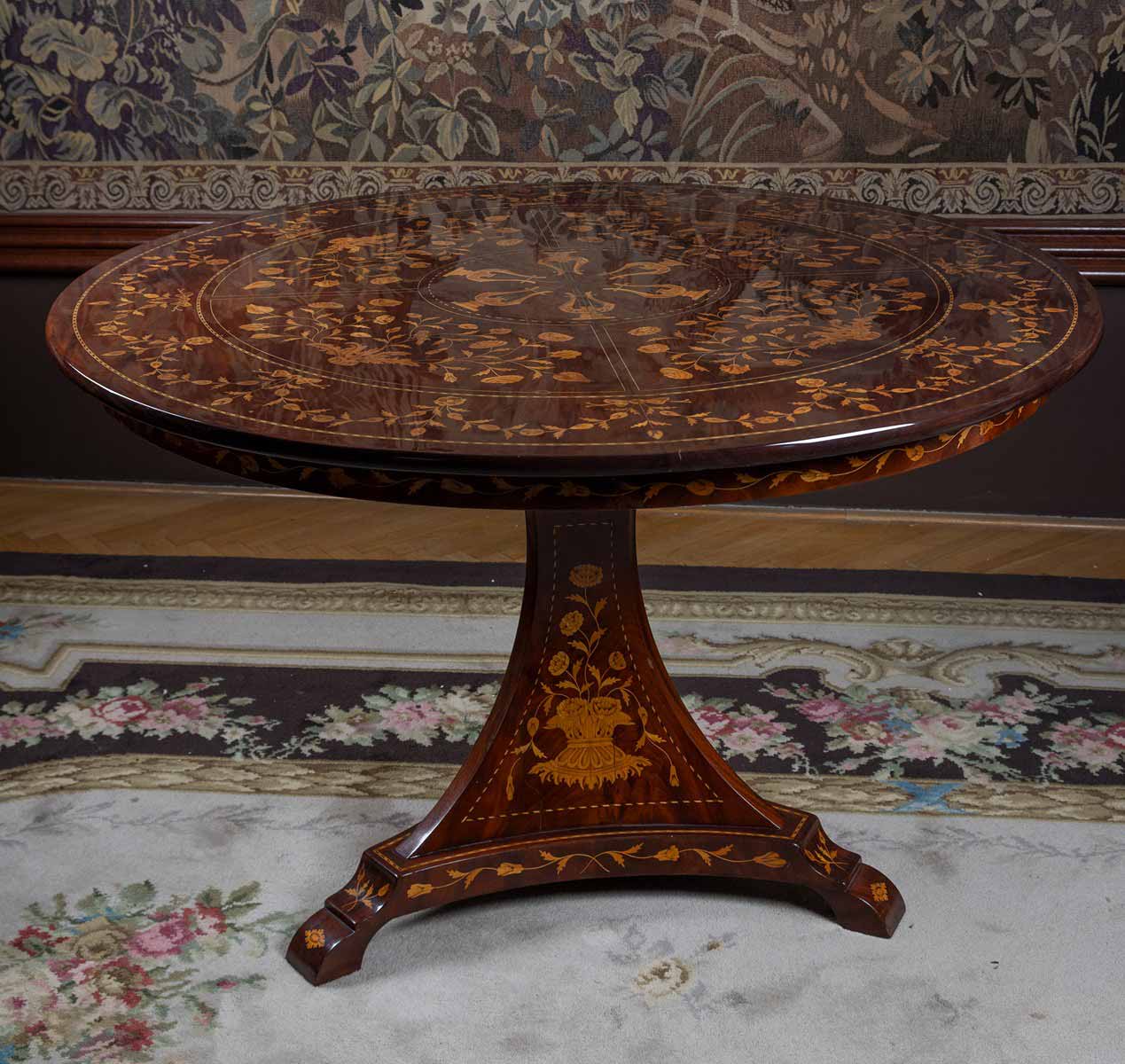 Kruhový stůl v barokním stylu