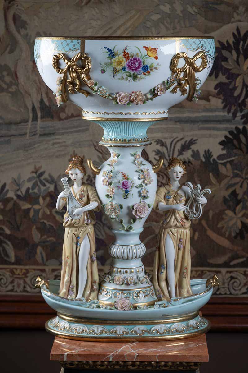 Dekorativní figurální mísa na noze