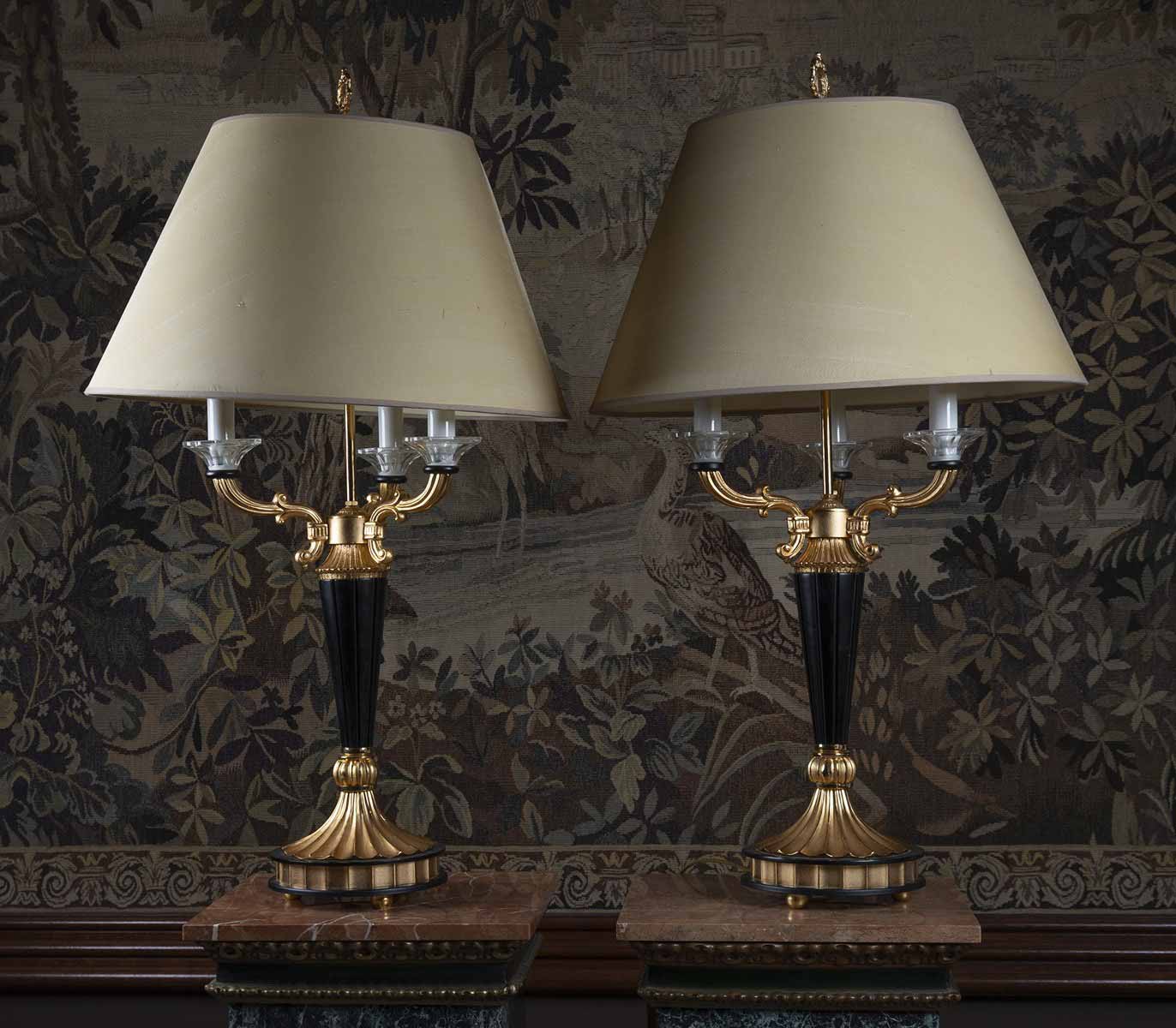 Pár dekorativních lamp v rokokovém stylu