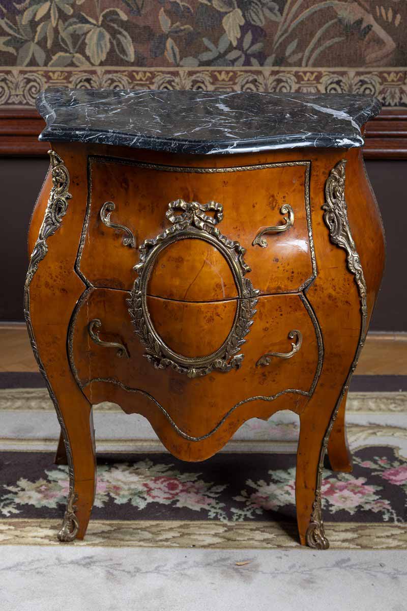 Malá komoda v rokokovém stylu