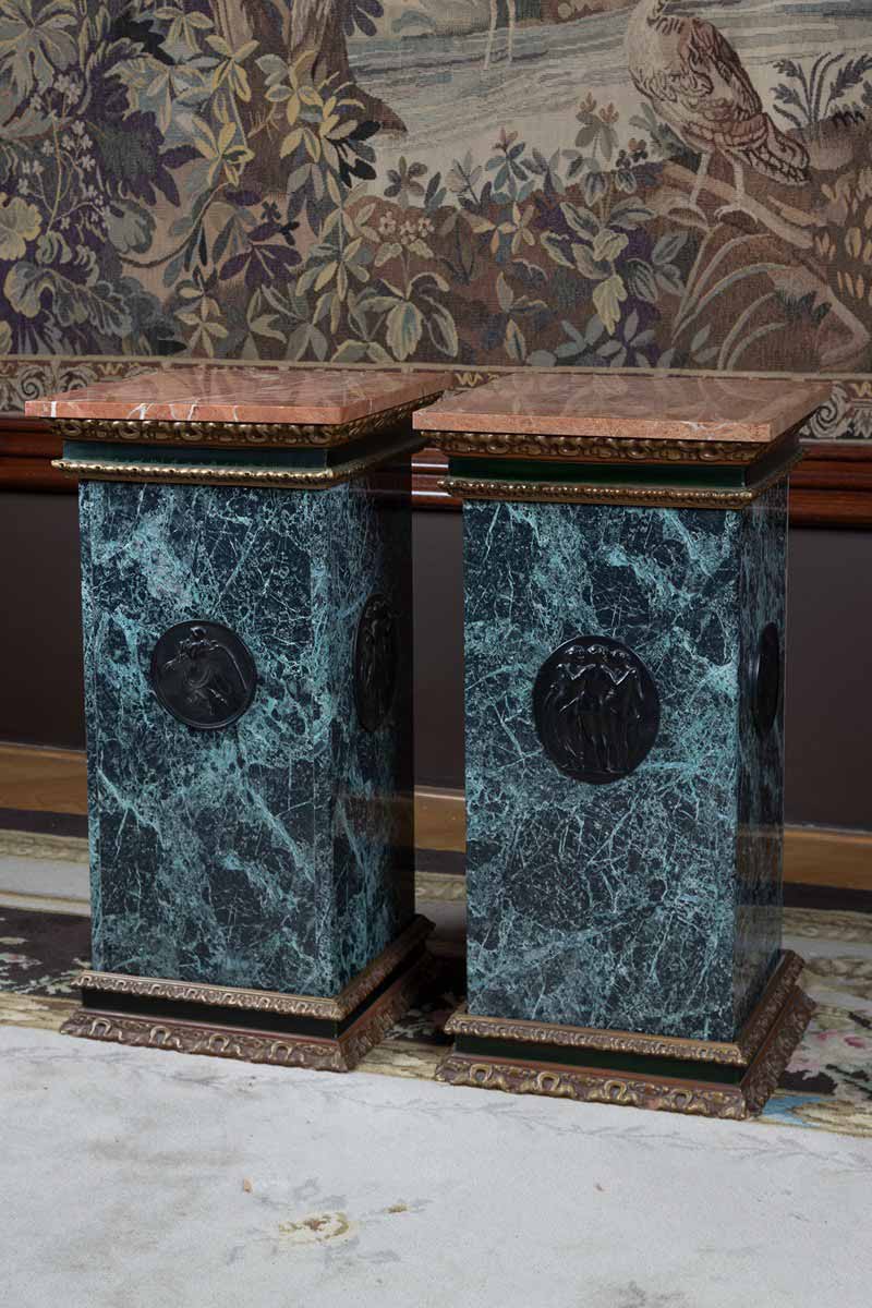 Pár podstavců pod sochu v klasicistním stylu