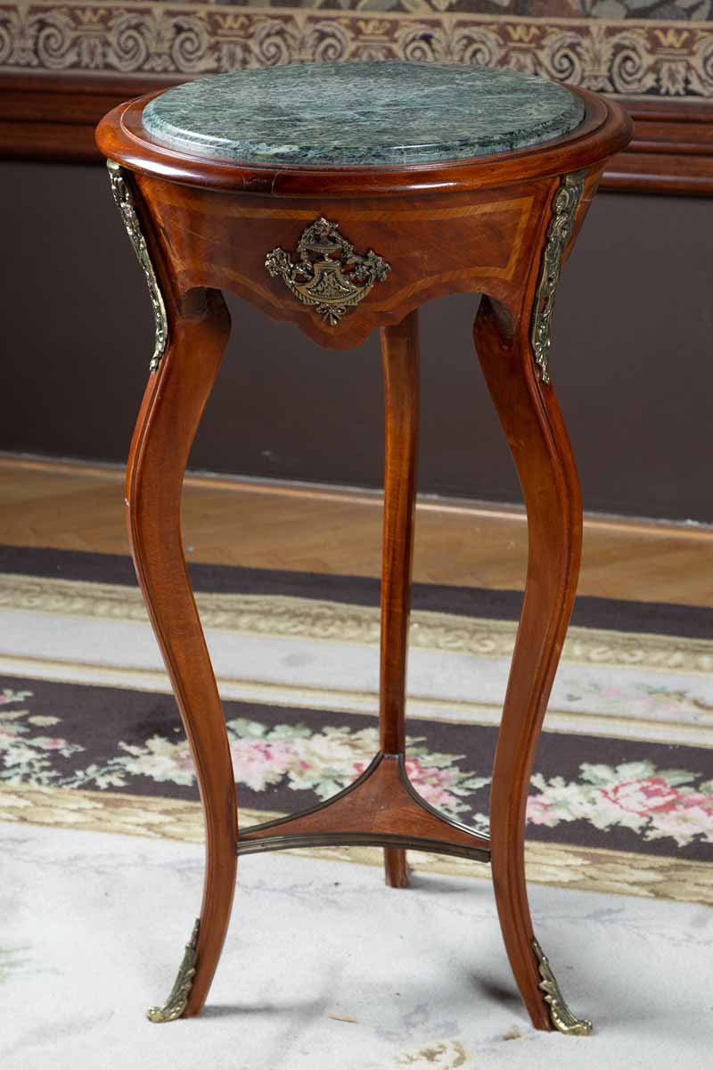 Odkládací stolek v rokokovém stylu