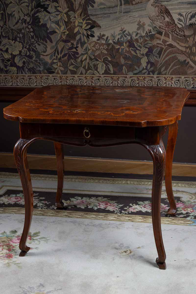 Stůl v barokním stylu