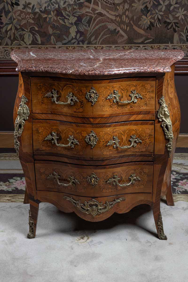 Malá komoda v rokokovém stylu