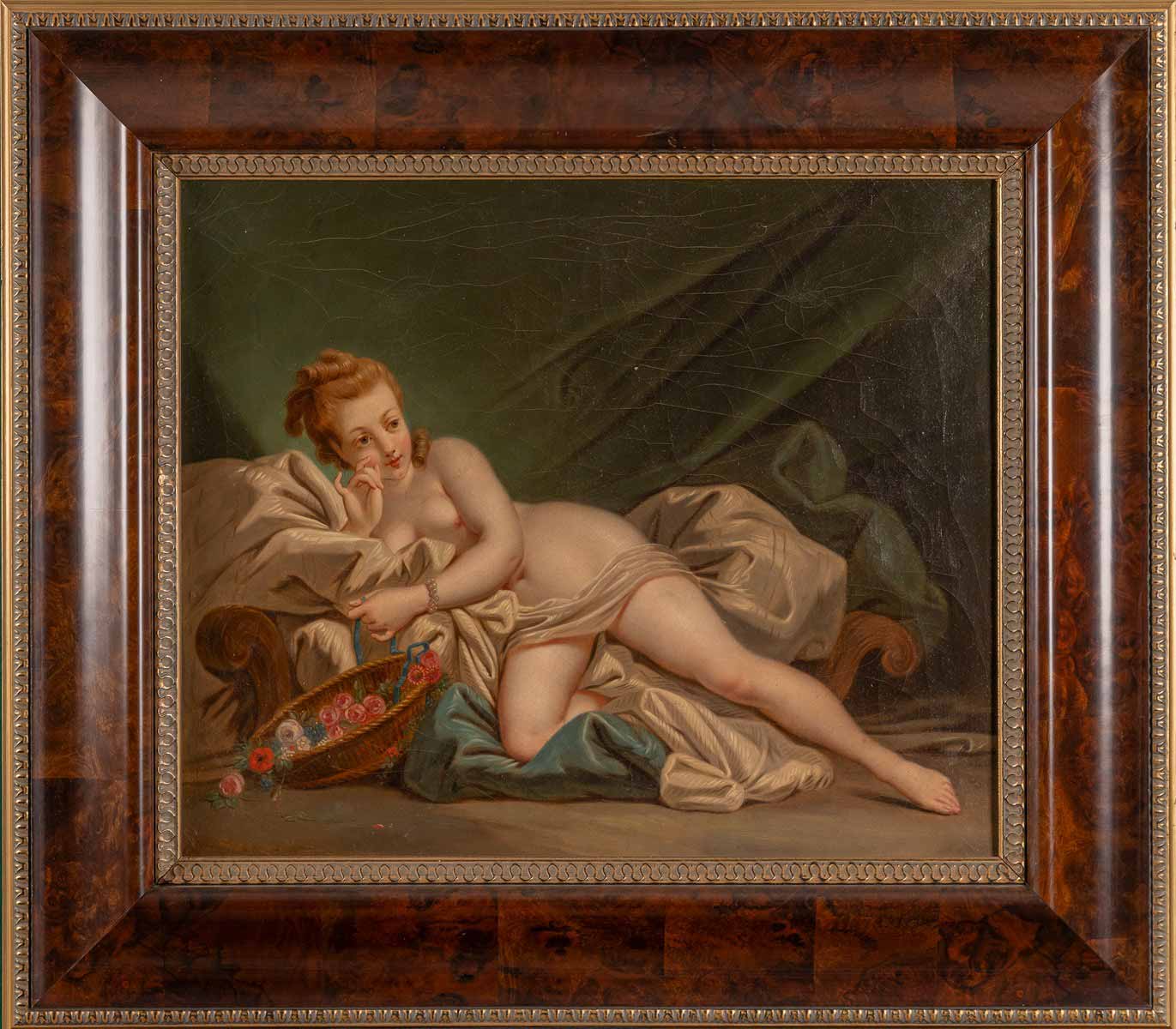 Ležící dívčí akt s košem růží