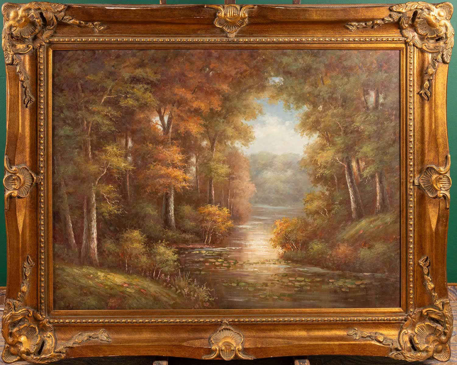 Podzimní lesní krajina s řekou