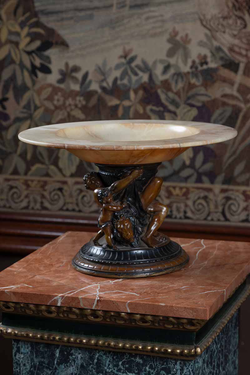 Mísa na figurální noze