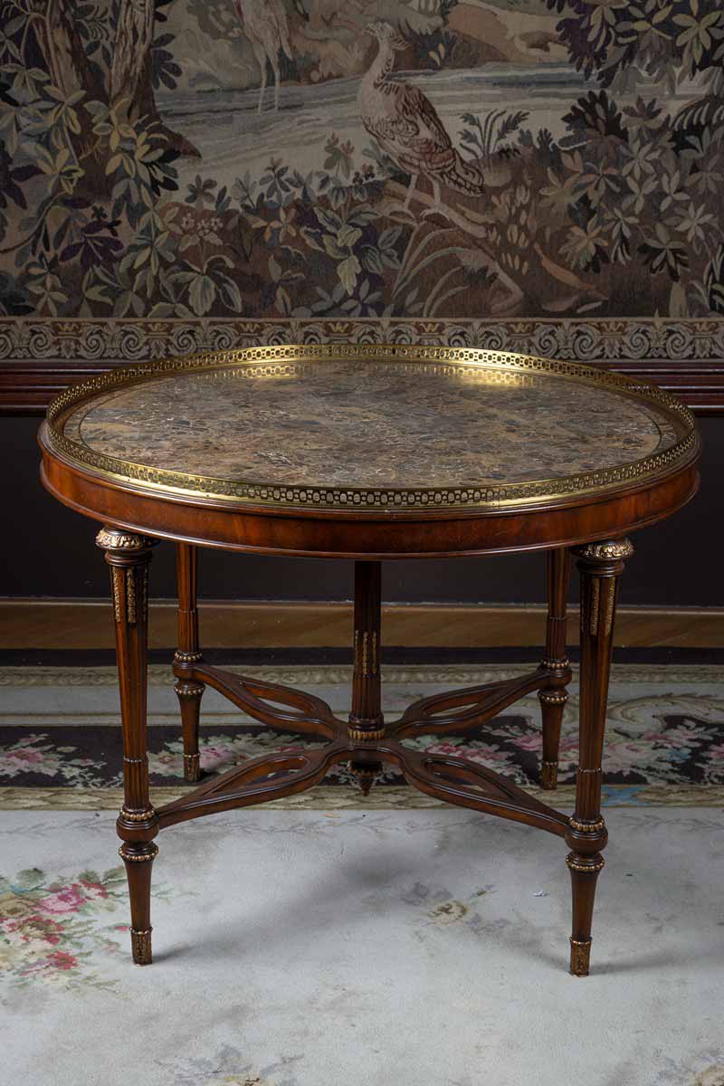 Stůl v klasicistním stylu