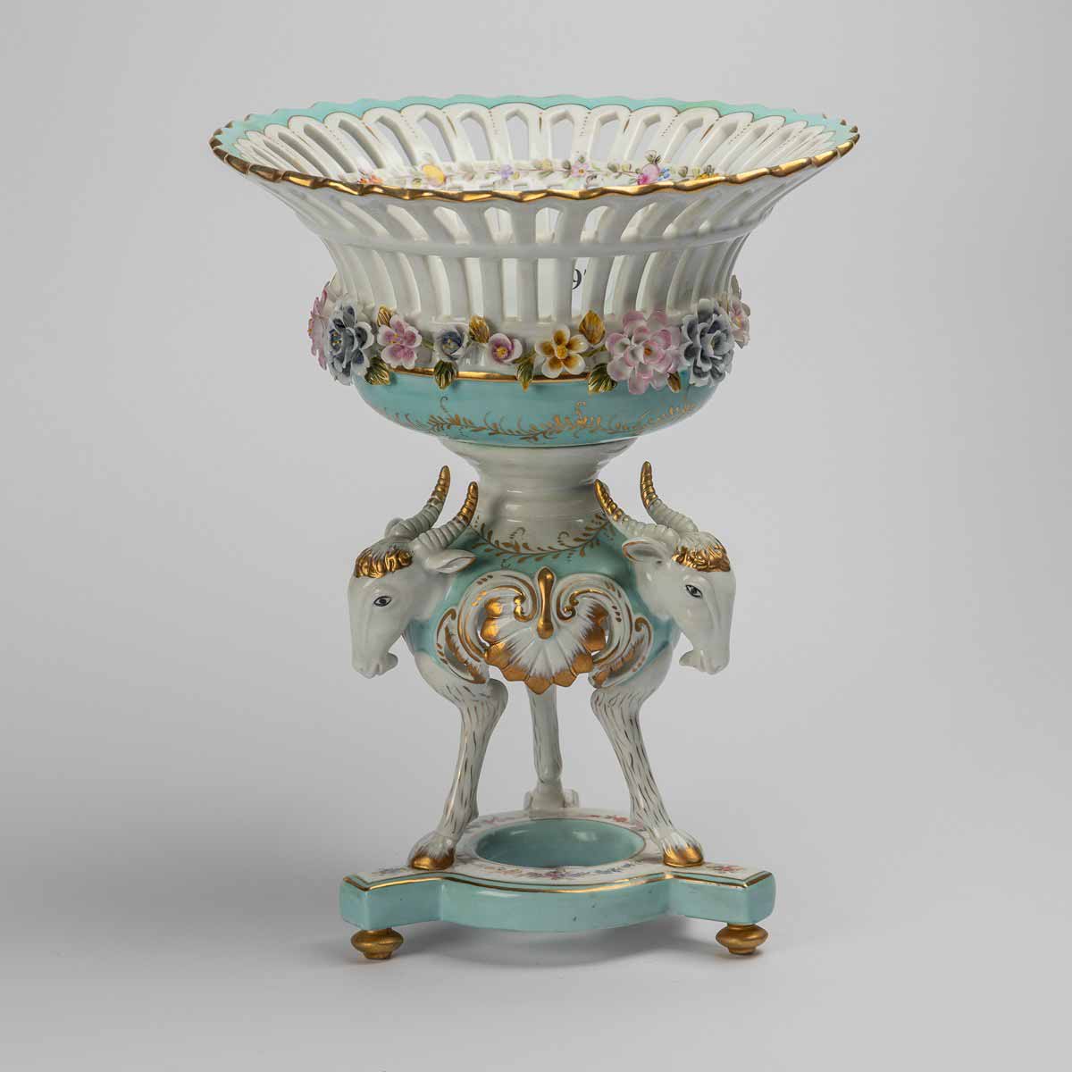 Dekorativní nástolec s motivem kozlů