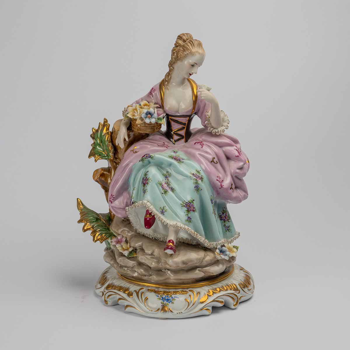 Sedící dívka s košem květů