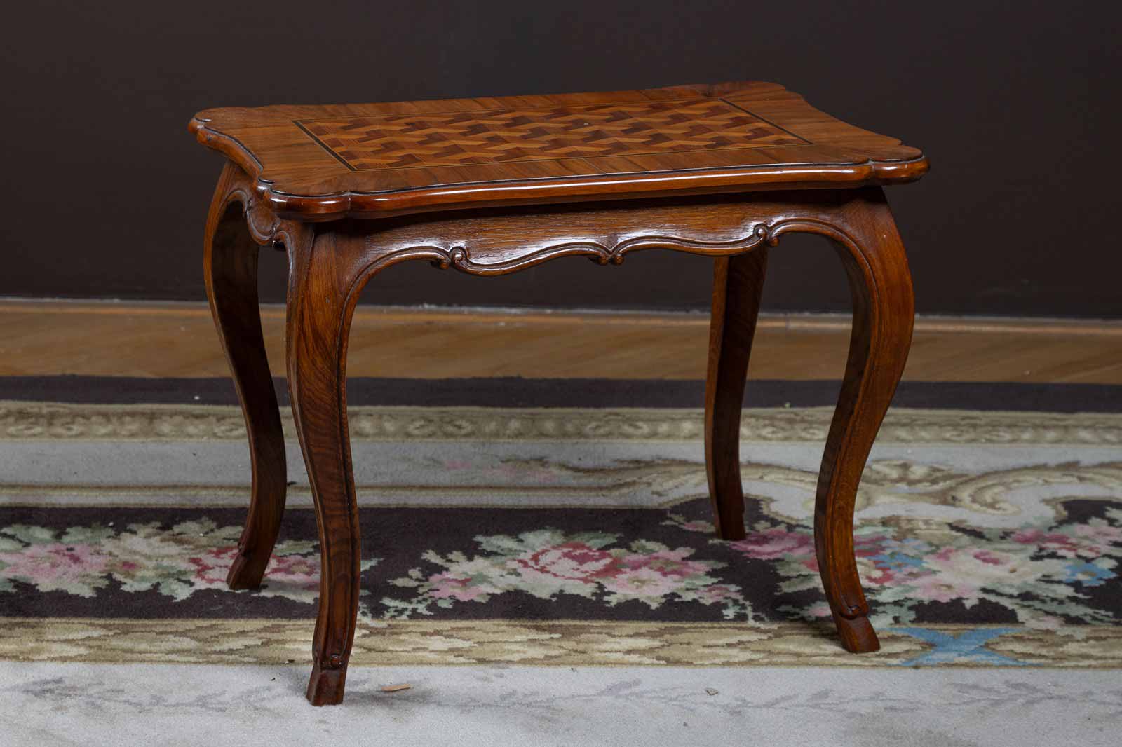 Odkládací stolek v rokokovém stylu