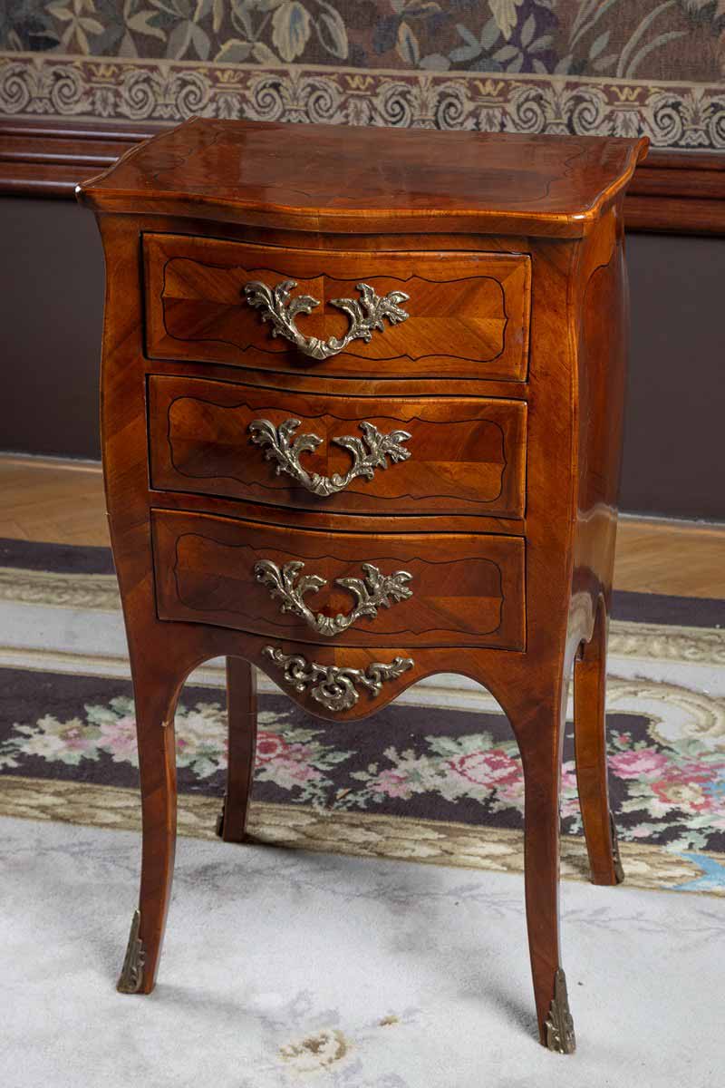 Malá komoda v rokokovém stylu