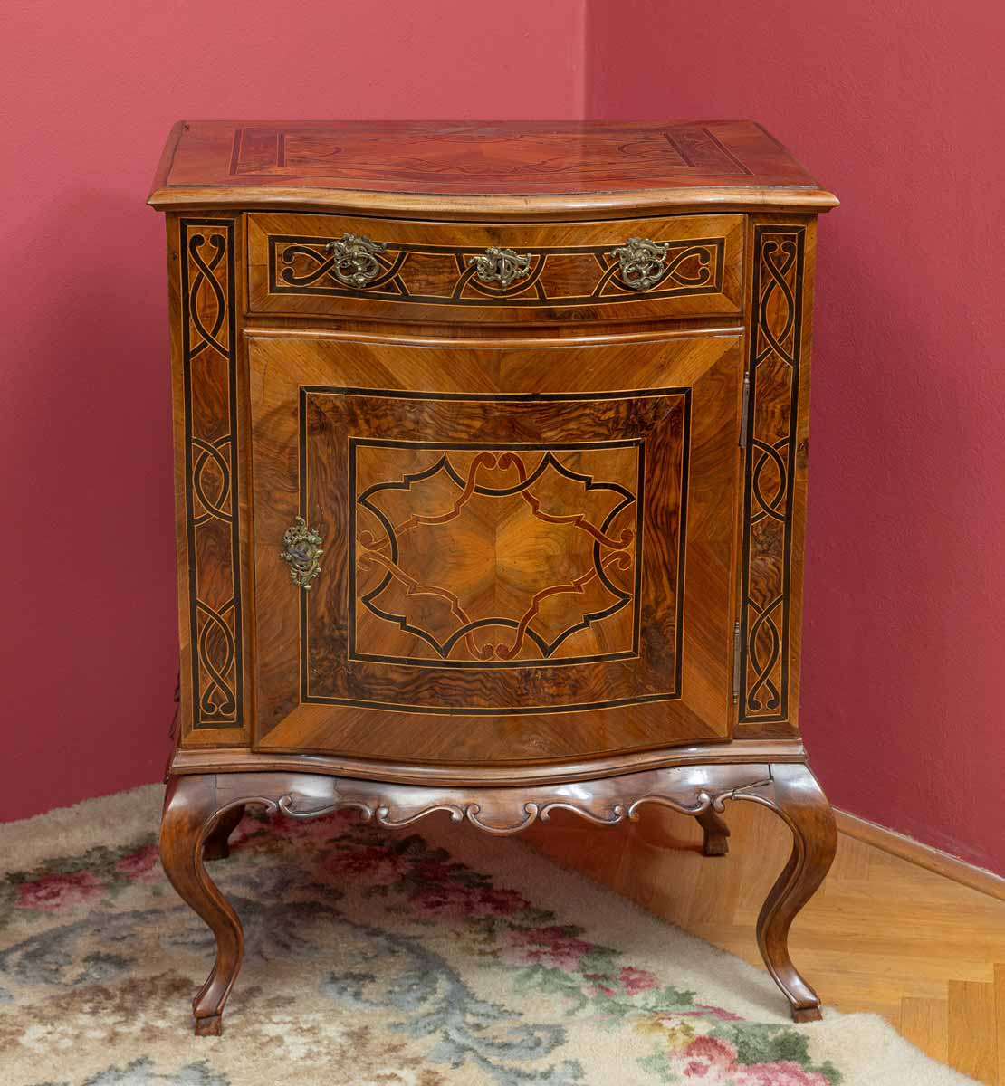 Skříňka v barokním stylu